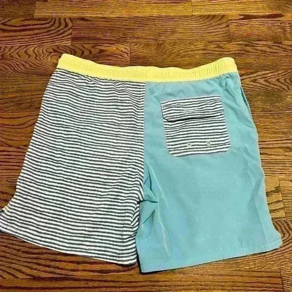 Vineyards Vines Men's Bathing Suit Size Medium - Picture 4 of 5